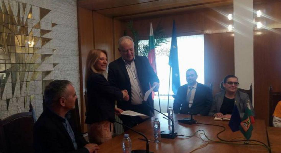Кметът Мелемов подписа Споразумение за сътрудничество с Джуниър Ачийвмънт  България