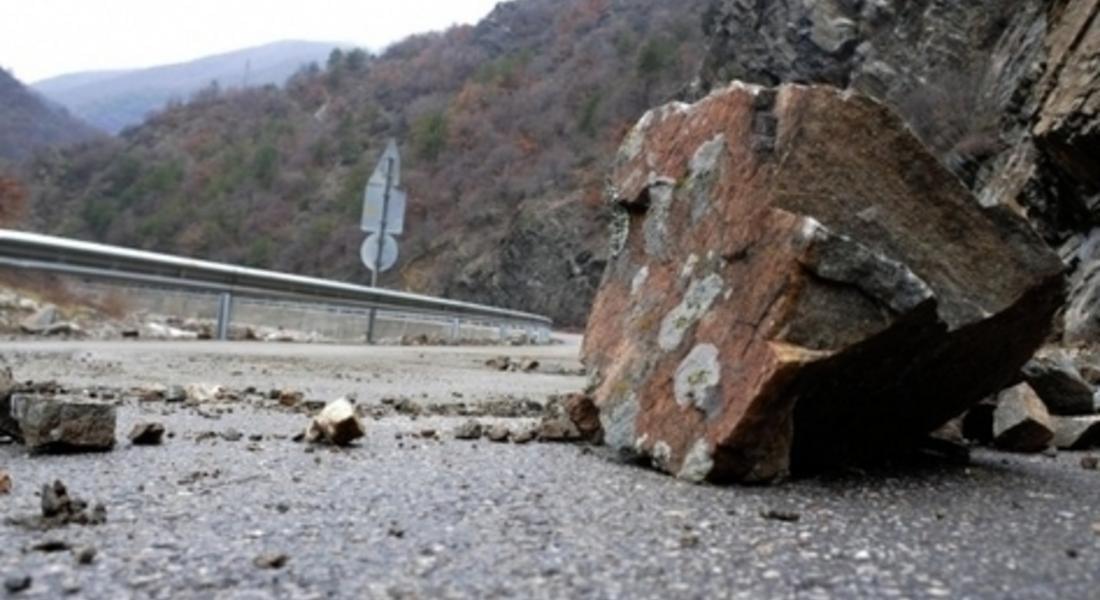  Опасност от падащи камъни по пътищата в Смолянско, дъжд вали в цялата област   
