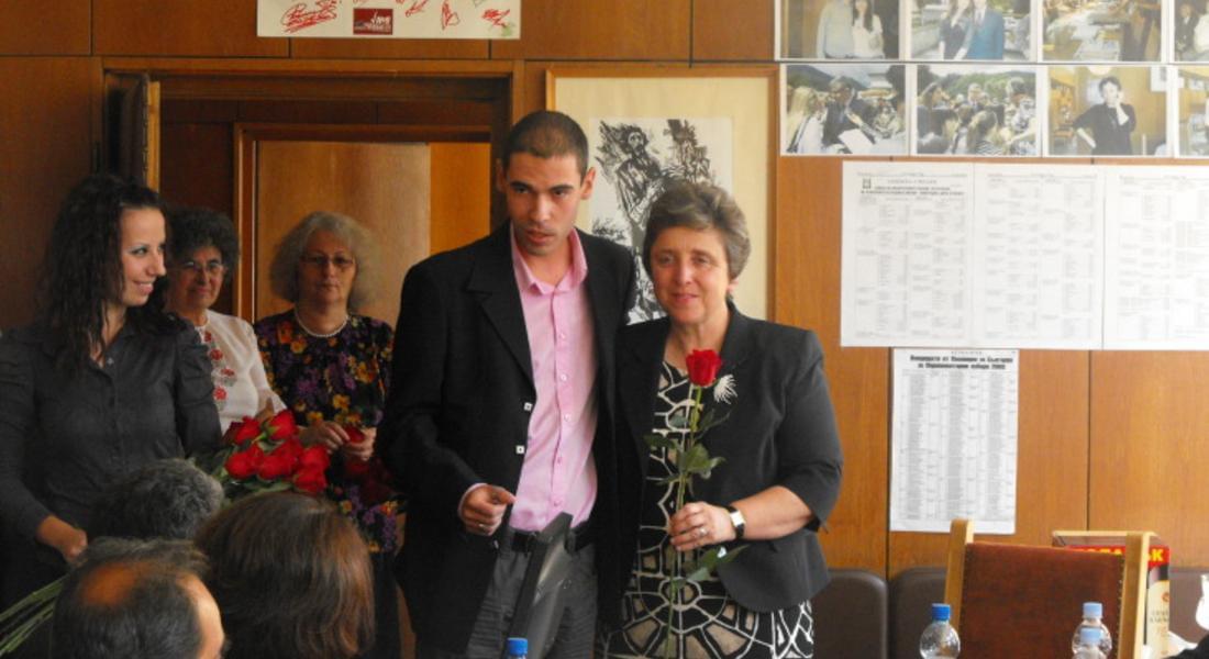 Младежи подариха червени рози за успех на  Дора Янкова и кандидатите за общински съветници от БСП  