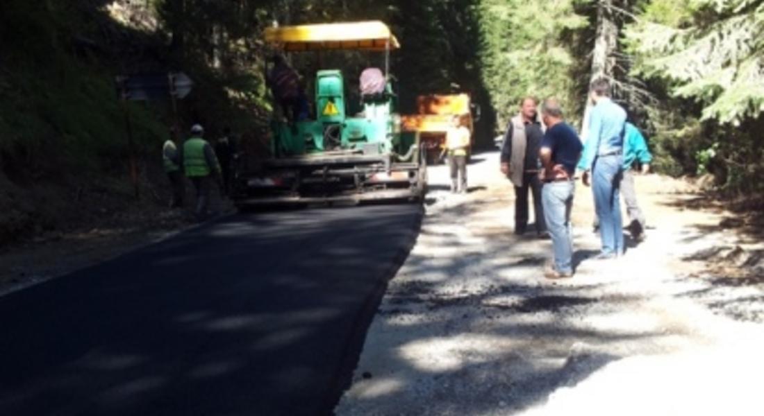 Зам.-кметът Марин Захариев инспектира асфалтирането на отсечка преди с.Стикъл