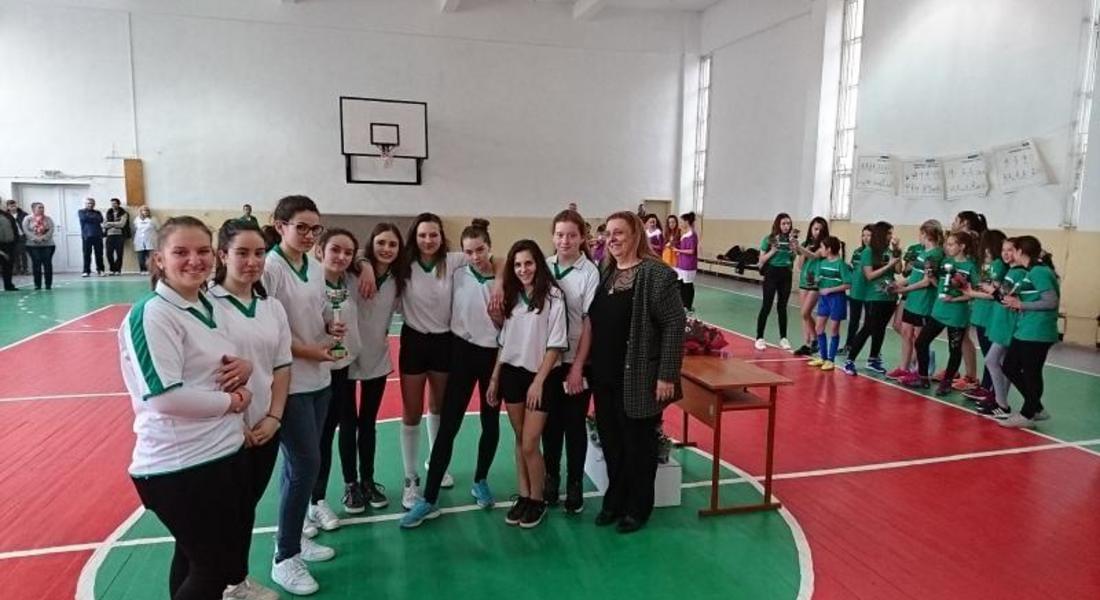 Момичетата на Езиковата гимназия и Шесто станаха шампионки на Осмомартенския турнир по футбол