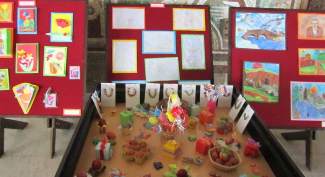 Ученици подредиха изложба за Великден, продаваха изделията благотворително
