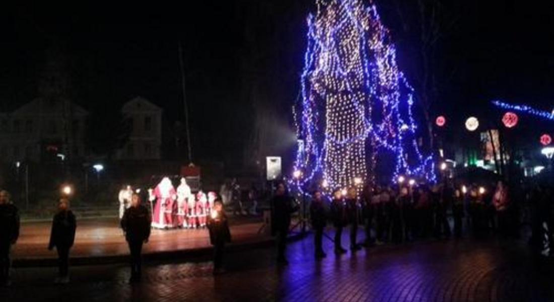 Запалиха светлините на Коледната елха в Чепеларе