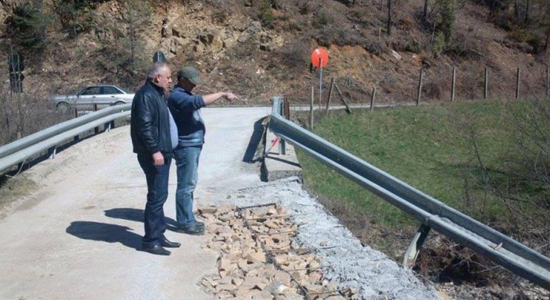 Камион разруши част от мост свързващ три села, община Смолян за кратко време го възстанови 