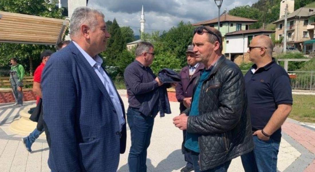 Областният управител Стефан Сабрутев се срещна с жители на село Елховец