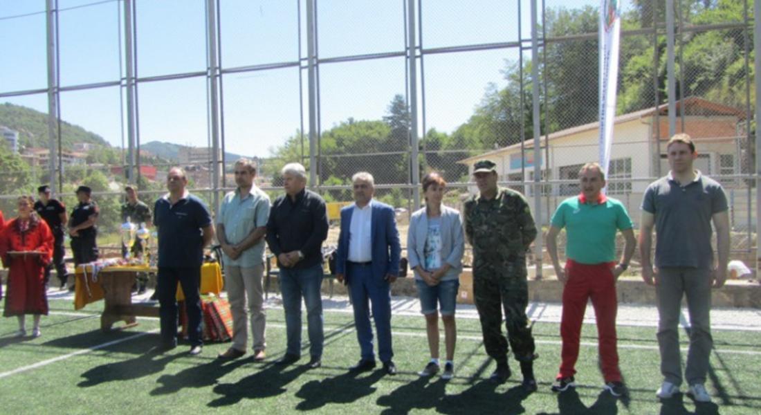 Секретарят Момчил Николов участва в награждаването на победителките във финалния турнир по футбол за  жени военнослужещи