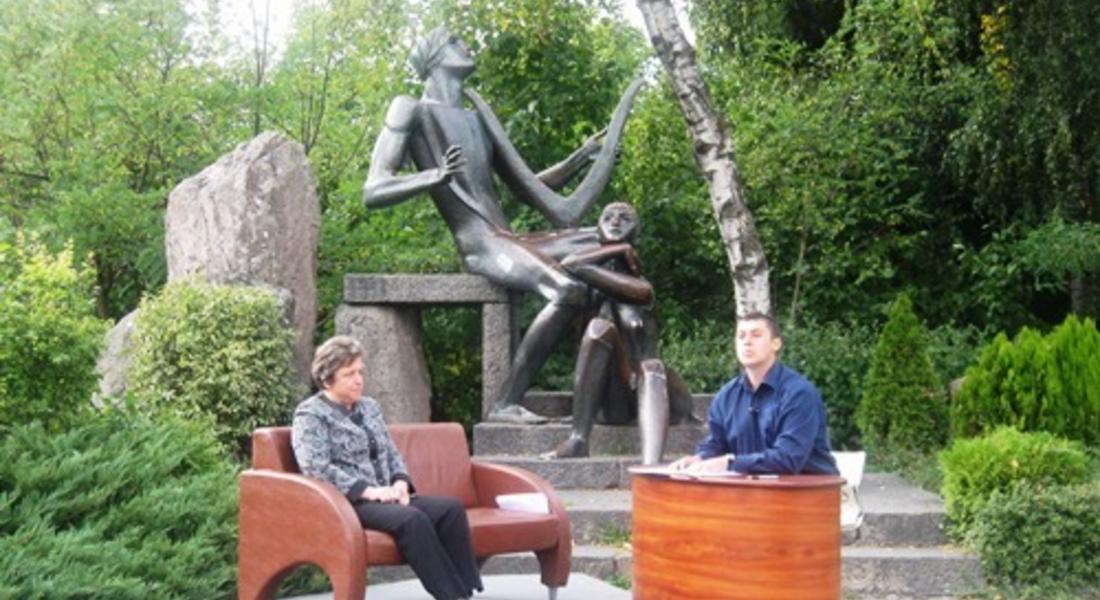 Дора Янкова отговаря на въпроси в центъра на Смолян