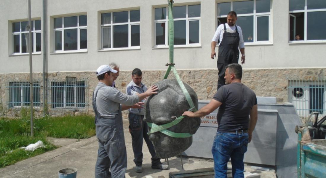  Монтираха обновения паметник на Асен Златаров в двора на Второ училище
