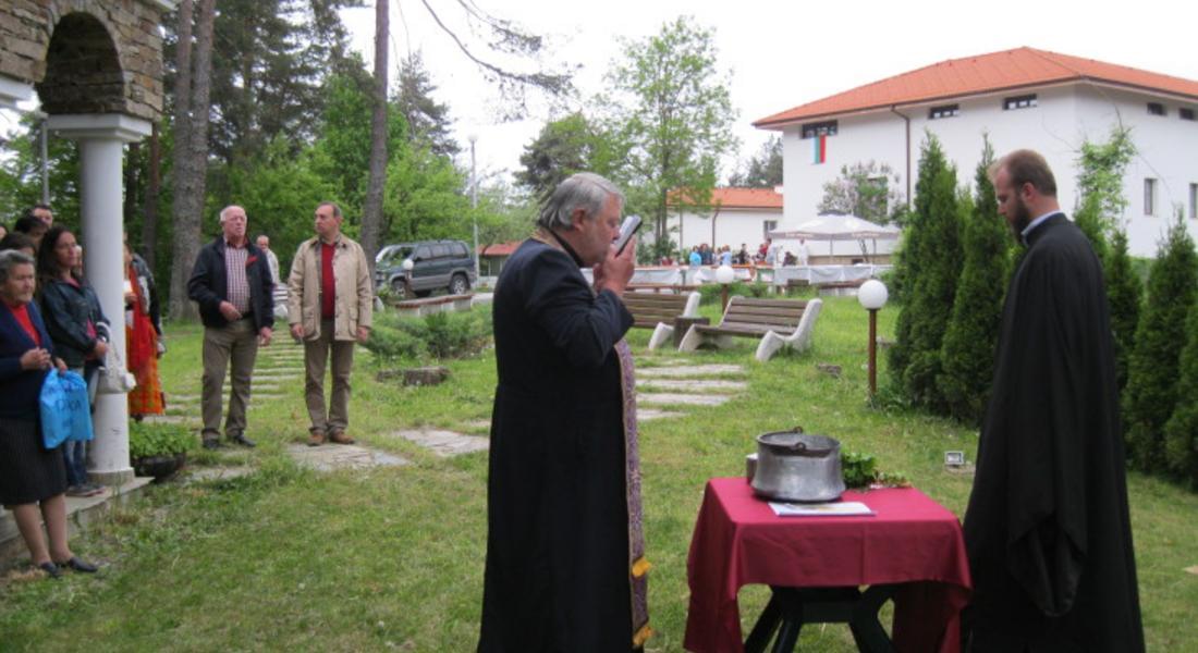 В Дома за стари хора в с. Фатово отпразнуваха св. св. Константин и Елена