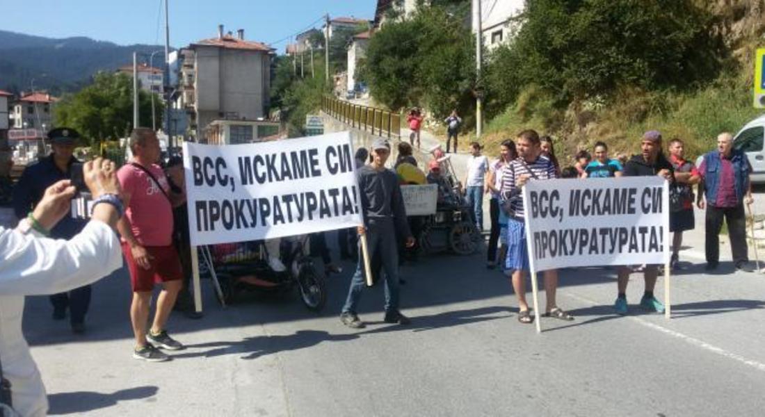     Протестиращи от Чепеларе блокираха пътя Смолян - Пловдив