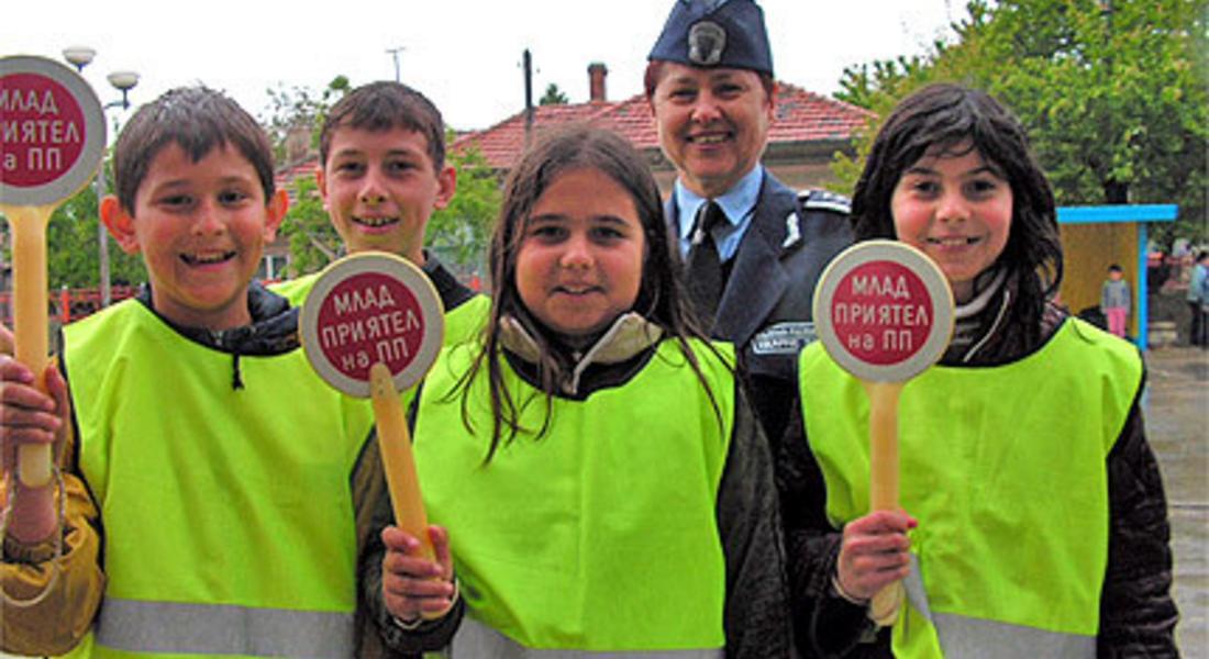 Полицаи и деца в акция "Пазете децата на пътя"