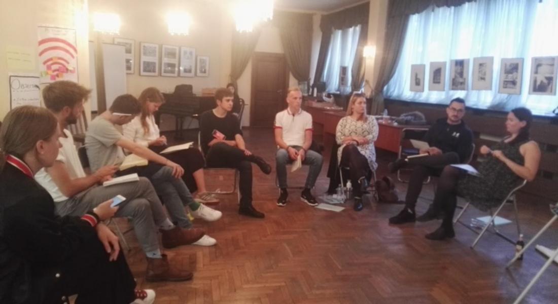 Млади изследователи от Смолян участат в международно училище „Дезинформация и фалшиви новини"