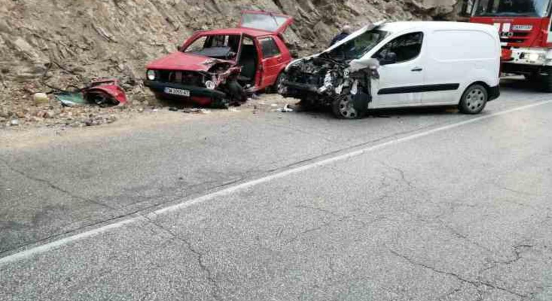 45-годишен мъж пострада при челна катастрофа на пътя Петково-Смолян