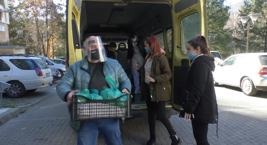 Ученици от гимназията по туризъм приготвиха топъл обяд за медиците на първа линия на МБАЛ – Смолян
