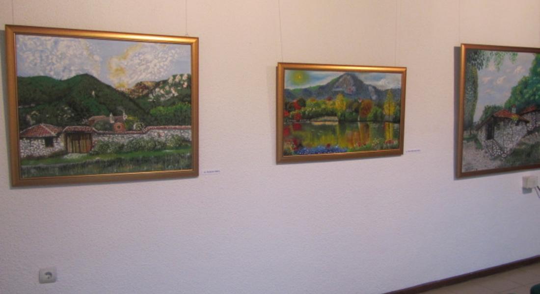 Колективна изложба на творци, работещи в художествената галерия представя КДК