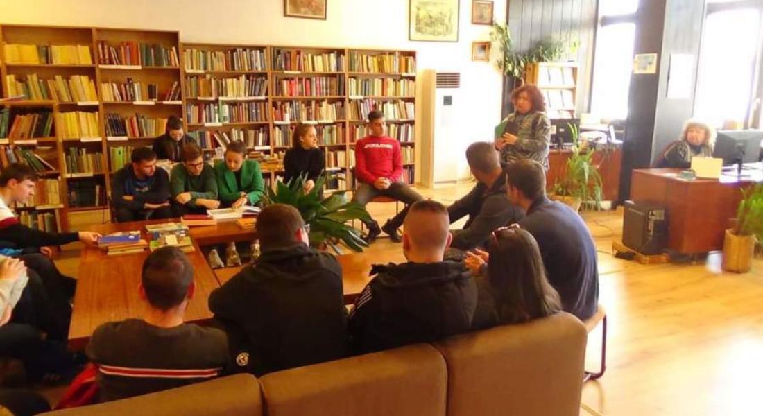 Клуб по история и краезнание „Обичам България“ към ППМГ „Васил Левски“ подновиха посещенията си в библиотеката 