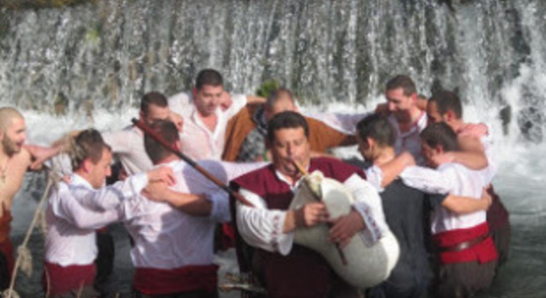 "Родопски хайдути" в носии скачат за Богоявленския кръст в Устово, Момчиловци и Бостина