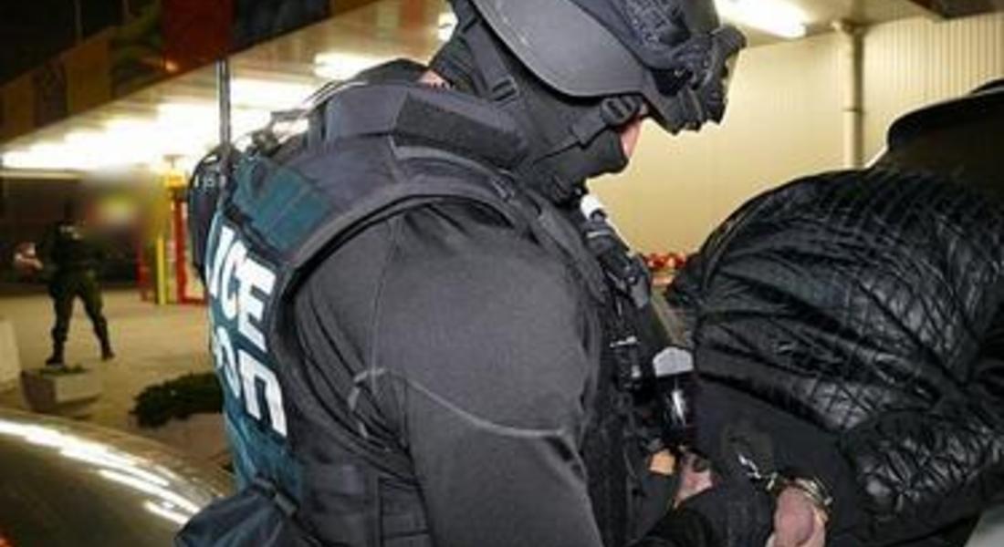 Маскирани полицаи зрелищно арестуваха абитуриент за притежание на газов пистолет и бутафорен автомат „Калашников“ в Смолян