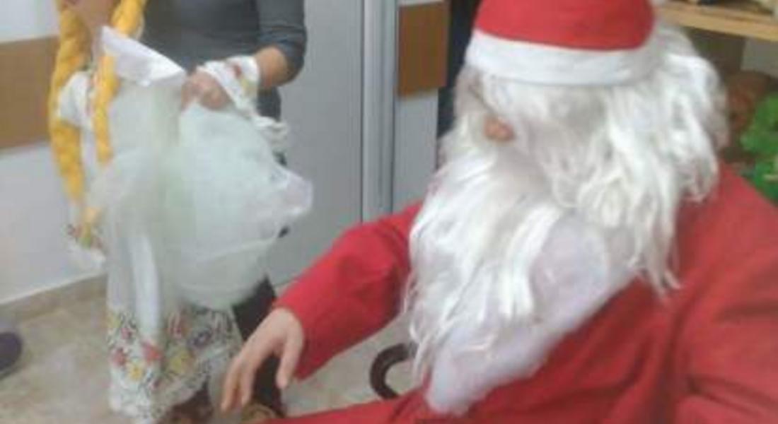 Дядо Коледа раздаде подаръци на малките пациенти в МБАЛ - Смолян