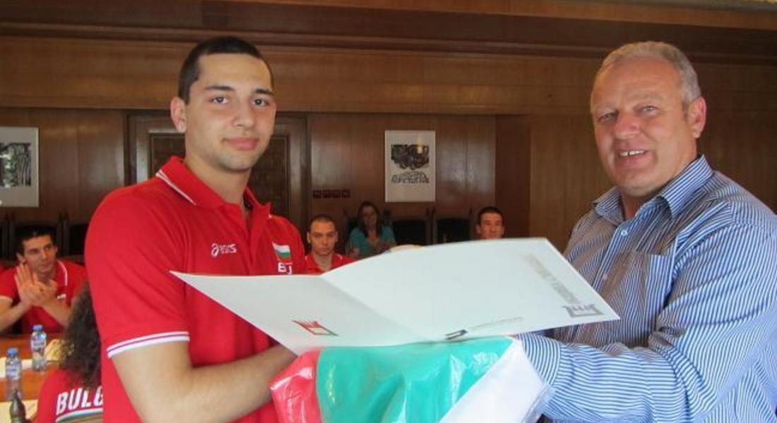 Младите волейболисти от националния отбор гостуваха на кмета на Смолян 