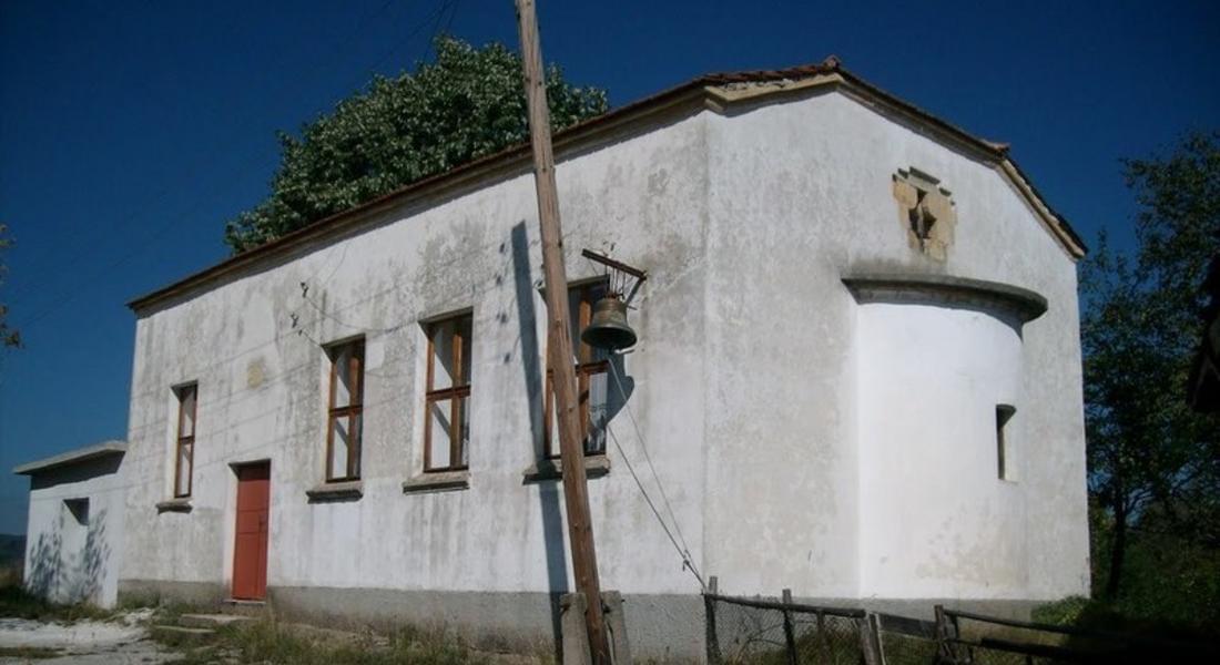 Изложбата „Щрихи от Гудевица” подкрепя изграждането на камбанария на църквата в селото