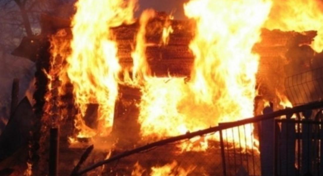 Пожар изпепели сгради и селскостопански продукти в Бръщен