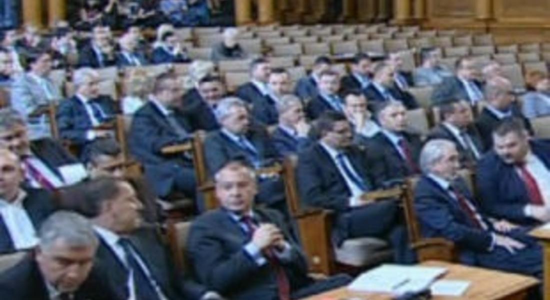 Парламентът освободи Делян Пеевски от ДАНС, питат КС за статута му