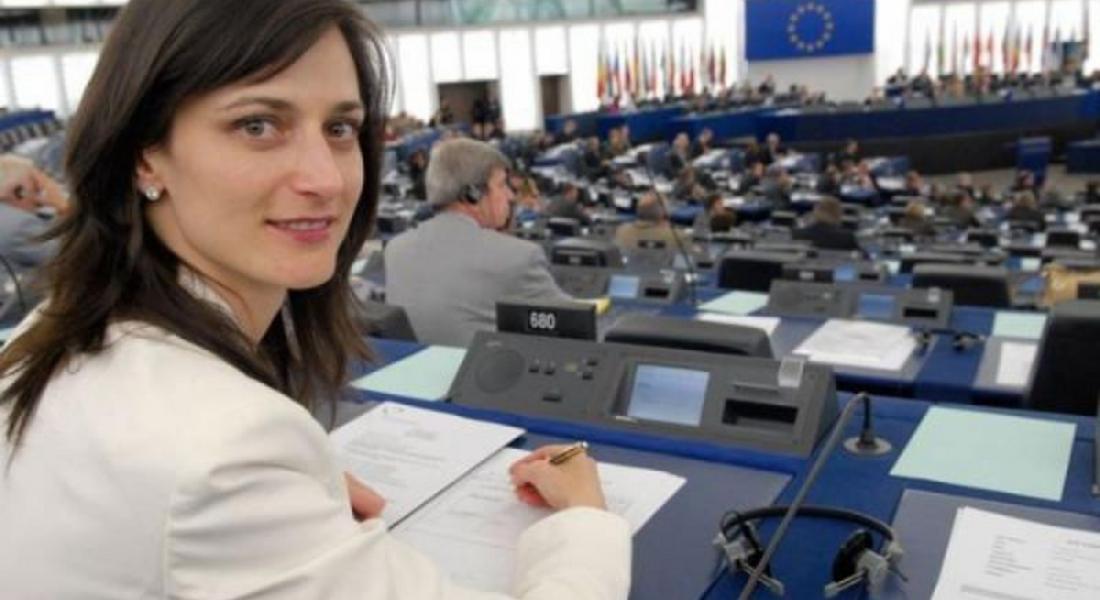 Евродепутатът от ГЕРБ Мария Габриел настоява пред ЕК за подпомагане на пчеларския сектор