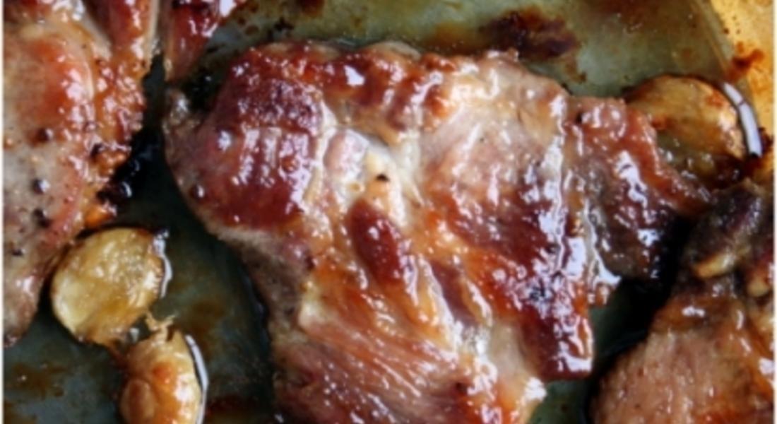 Крехки свински пържоли със сос