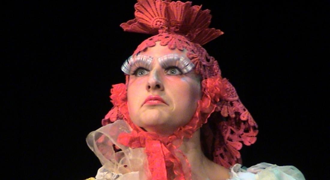 Славната “Кокошка с брошка” отново се завръща, откъдето е тръгнала – в Смолянския театър