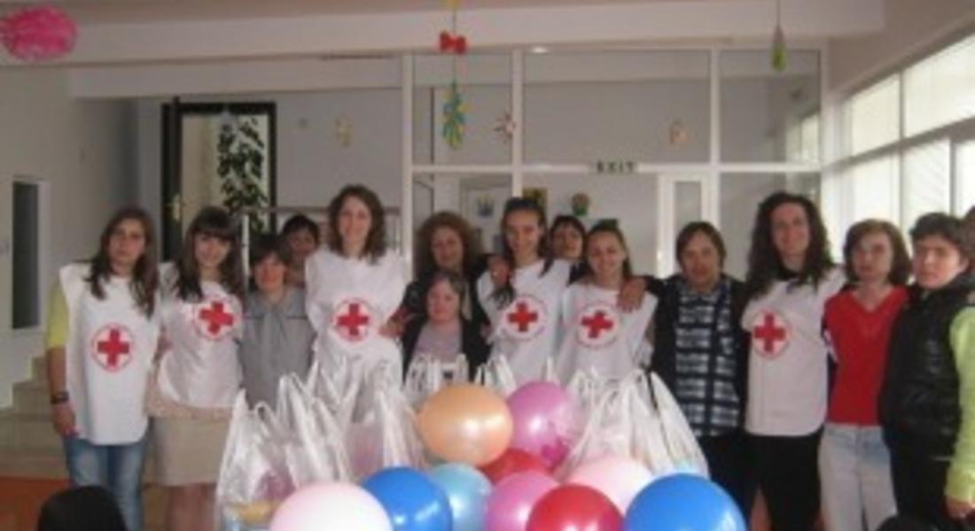 80 семейства получиха пакети от БЧК за Великден от дарител
