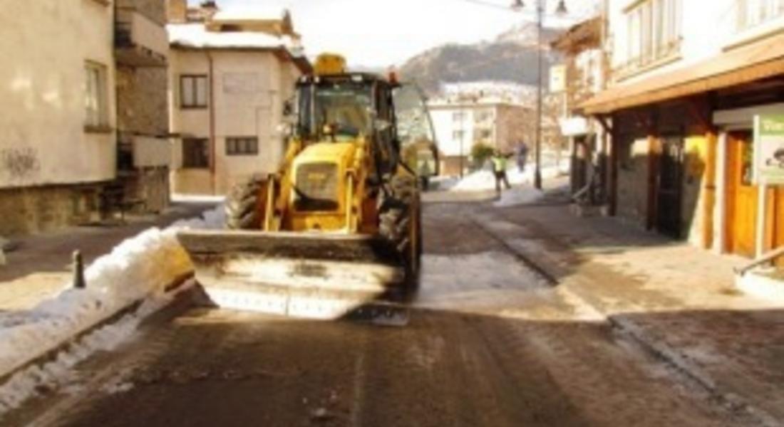Над 80 машини почистват снега и опесъчават пътищата в област Смолян