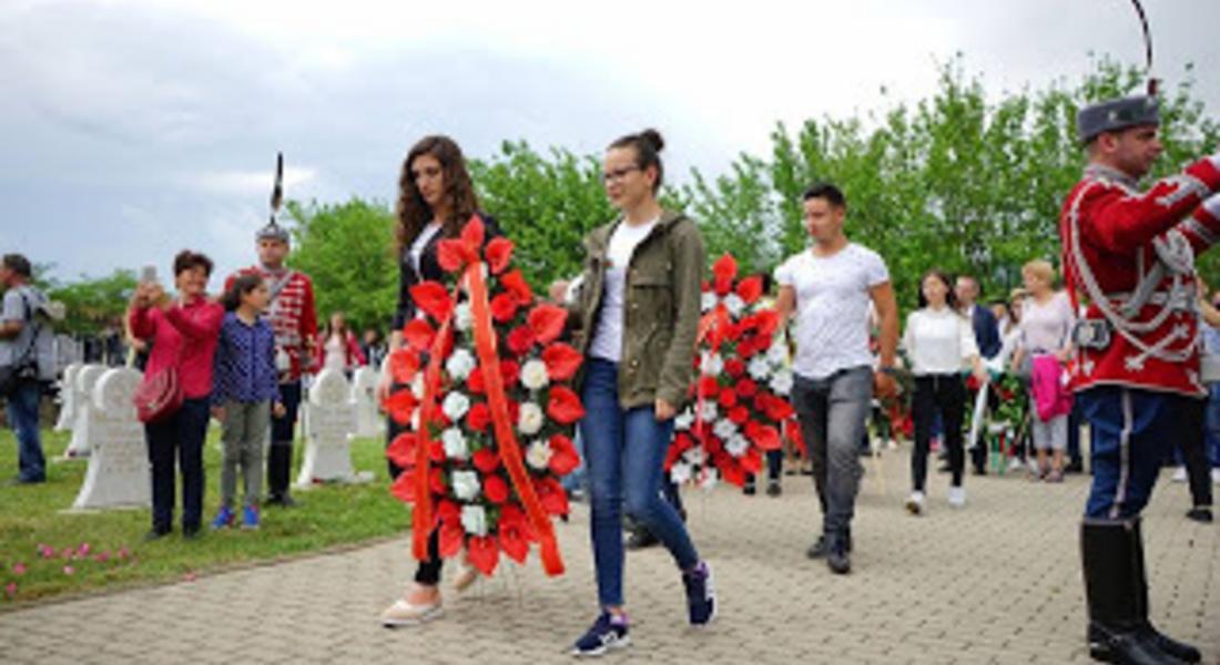 Ученици от Доспат поднесоха венец в памет на загиналите войни в Македония