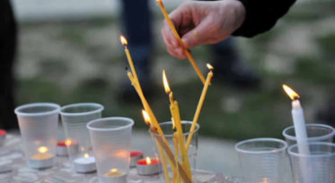 Запалени свещи причиниха пожар в гробищен парк