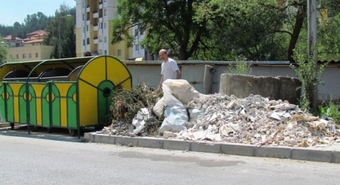 Зачестяват случаите на нерегламентирано изхвърляне на строителни отпадъци около съдовете за смет в Смолян