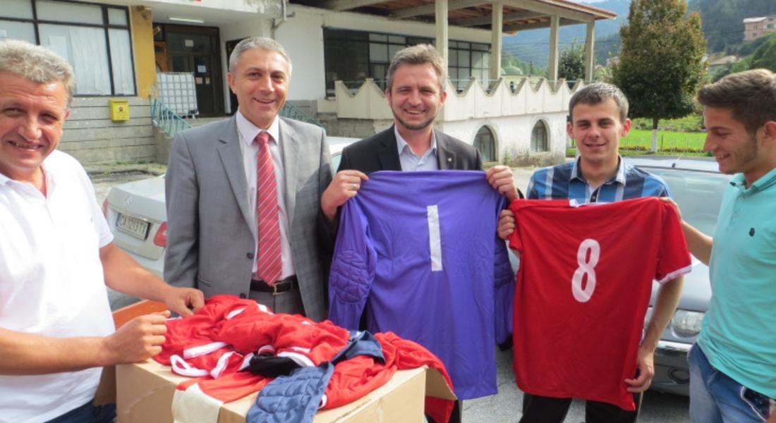  ДПС дари футболна екипировка на отбора в Чепинци