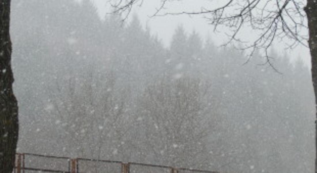 Усложнена е пътната обстановка във високите части на Смолянско заради бурния вятър и падналия сняг