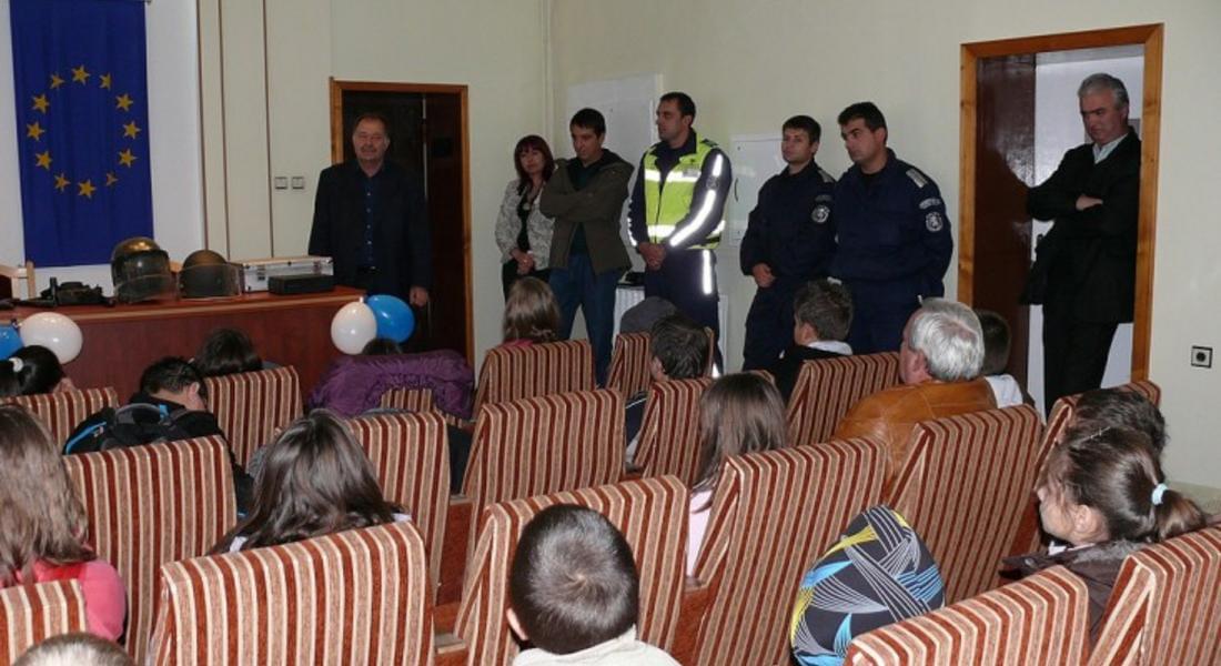  Беседи с ученици за полицейската работа проведоха в ОДМВР-Смолян