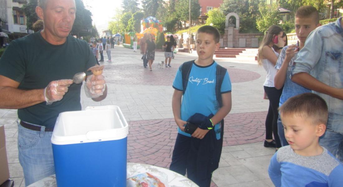 Минчо Хаджиев раздава отново безплатен домашен сладолед в Смолян