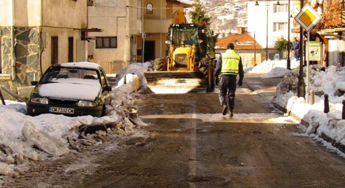 Със съдействието на полицията почистват леда по второстепенните улици на Смолян