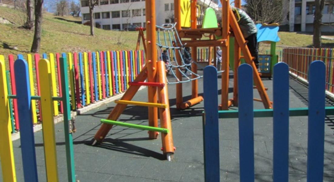  Вандали посегнаха и на нова детска площадка в Смолян