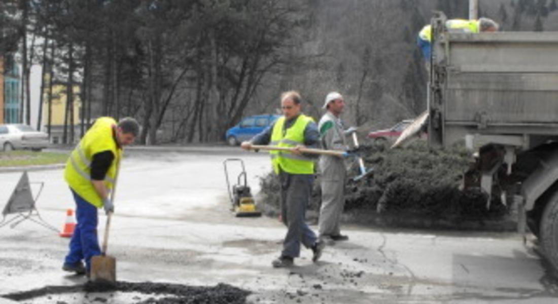 10,2 тона асфалт са вложени до момента за кърпене на дупки в Смолян