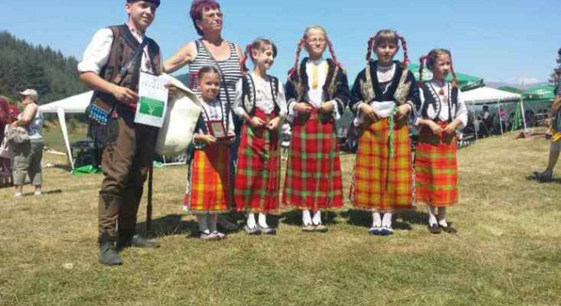 Детската фолклорна група от с. Стойките с приз „Златен плакет” от Копривщица