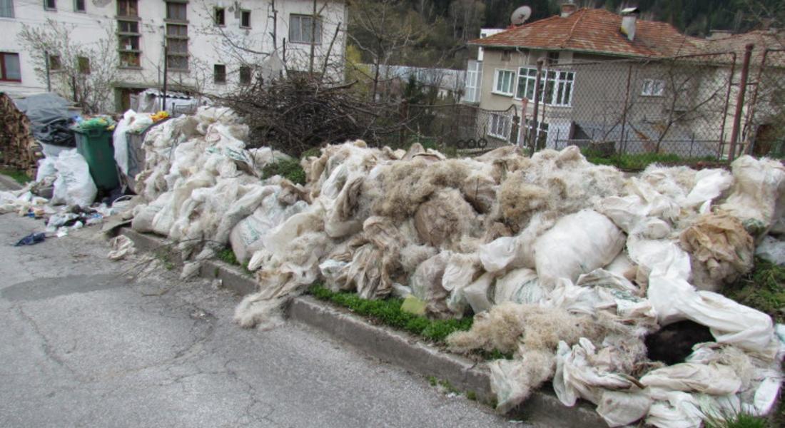 Неизвестни стовариха цял самосвал с отпадъци на улица „Острица” в Смолян