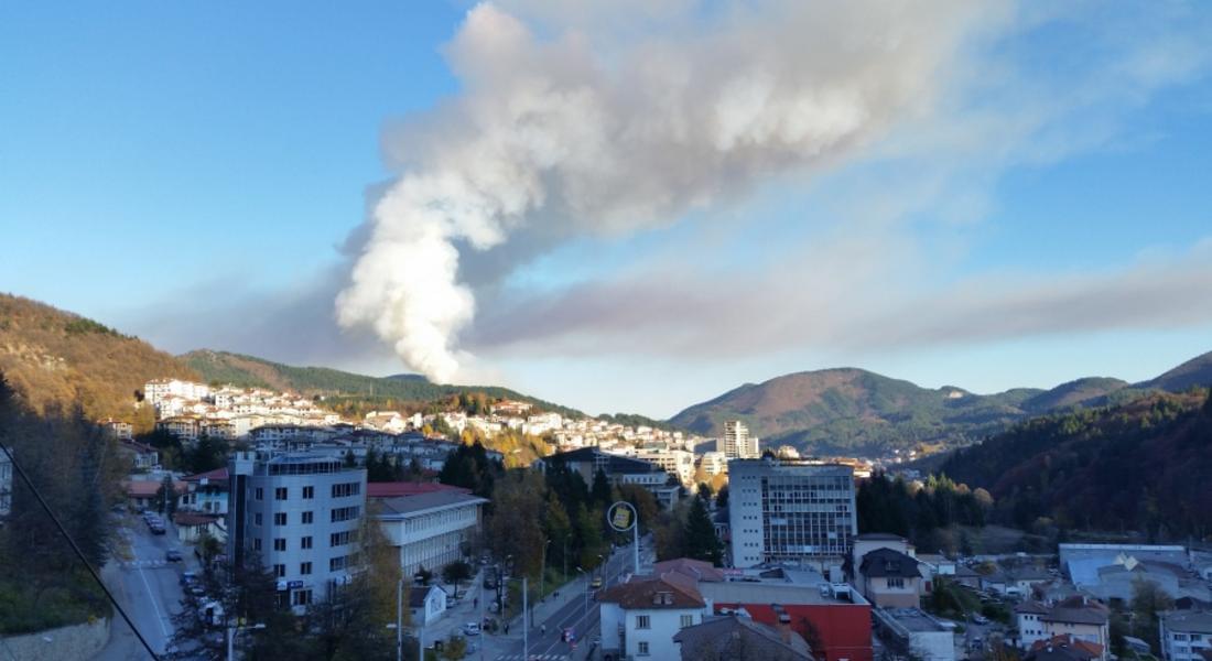 Бедствено положение: Голям пожар в Смолян, хеликоптер гаси пламъците 