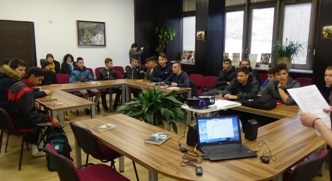 Ученици от ПГТТ"Христо Ботев" четоха стихове на Вапцаров в библиотеката
