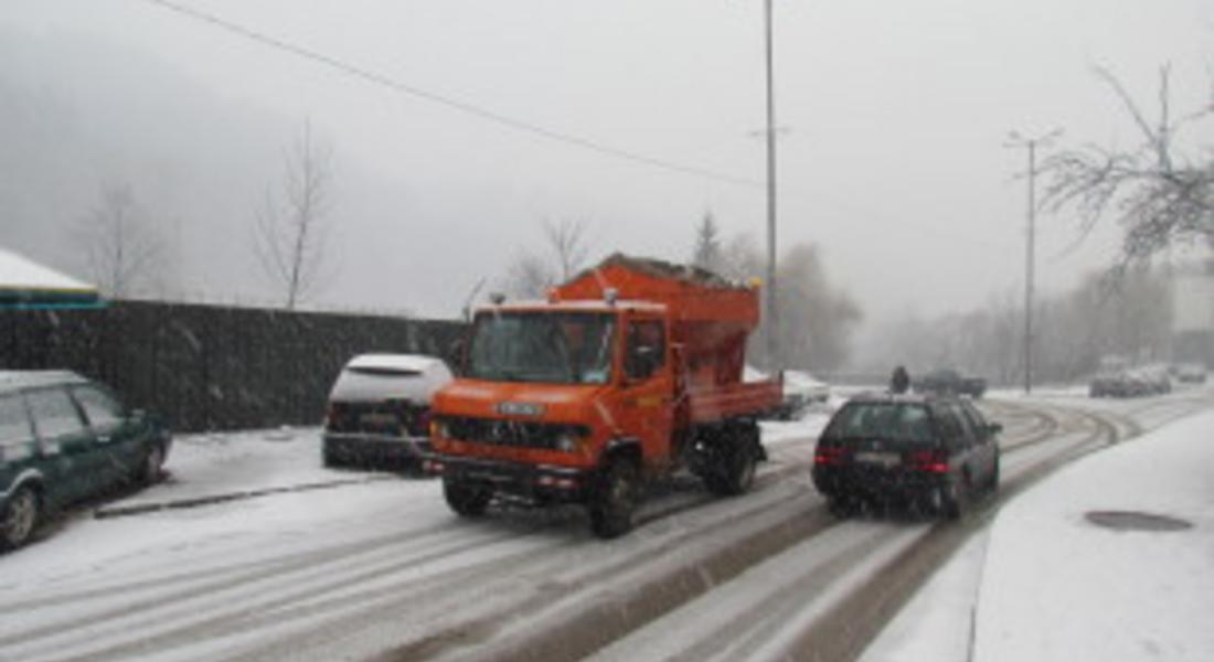 Слаб сняг вали в Смолян, пътищата са проходими при зимни условия