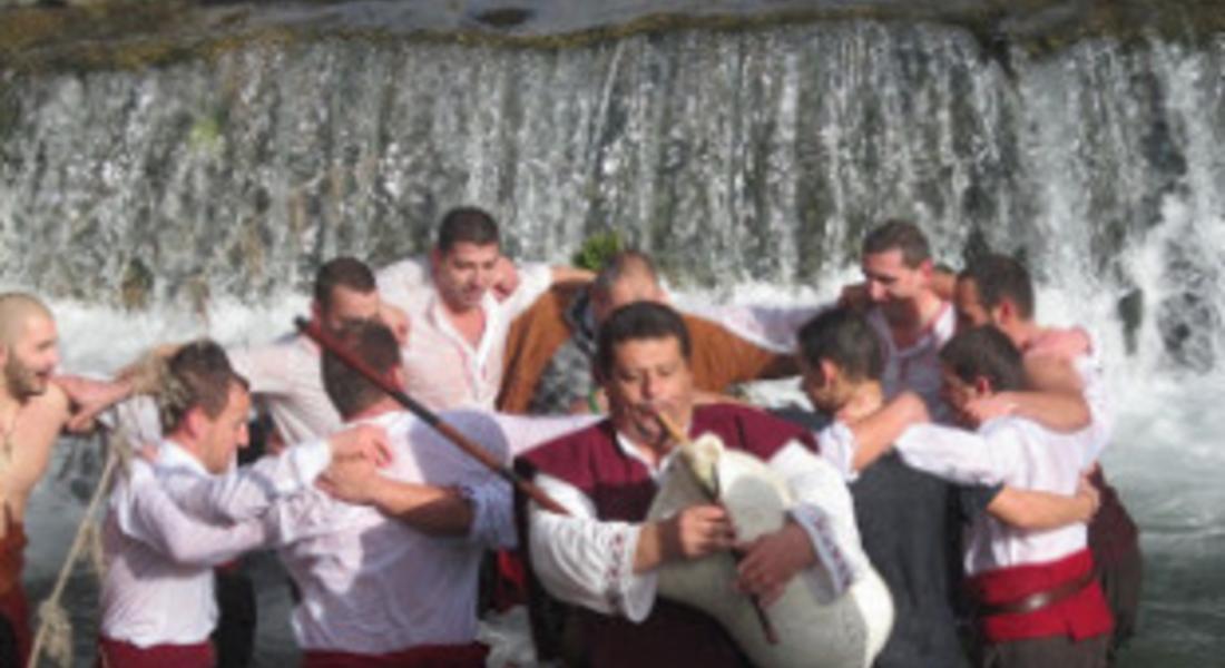 "Родопски хайдути“ играха хоро с богоявленския кръст във водите на река Бяла