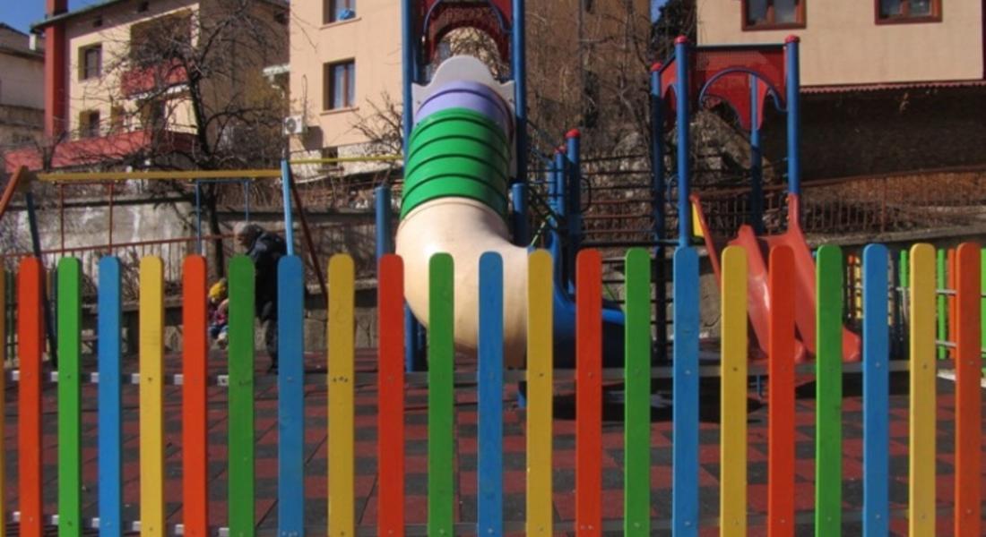  Община Смолян ремонтира и възстановява детски площадки, пейки и спортни игрища