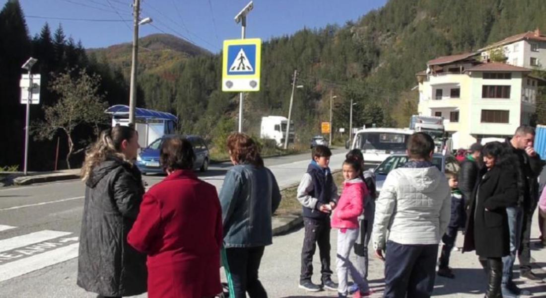  Жители на село Подвис излязоха на протест